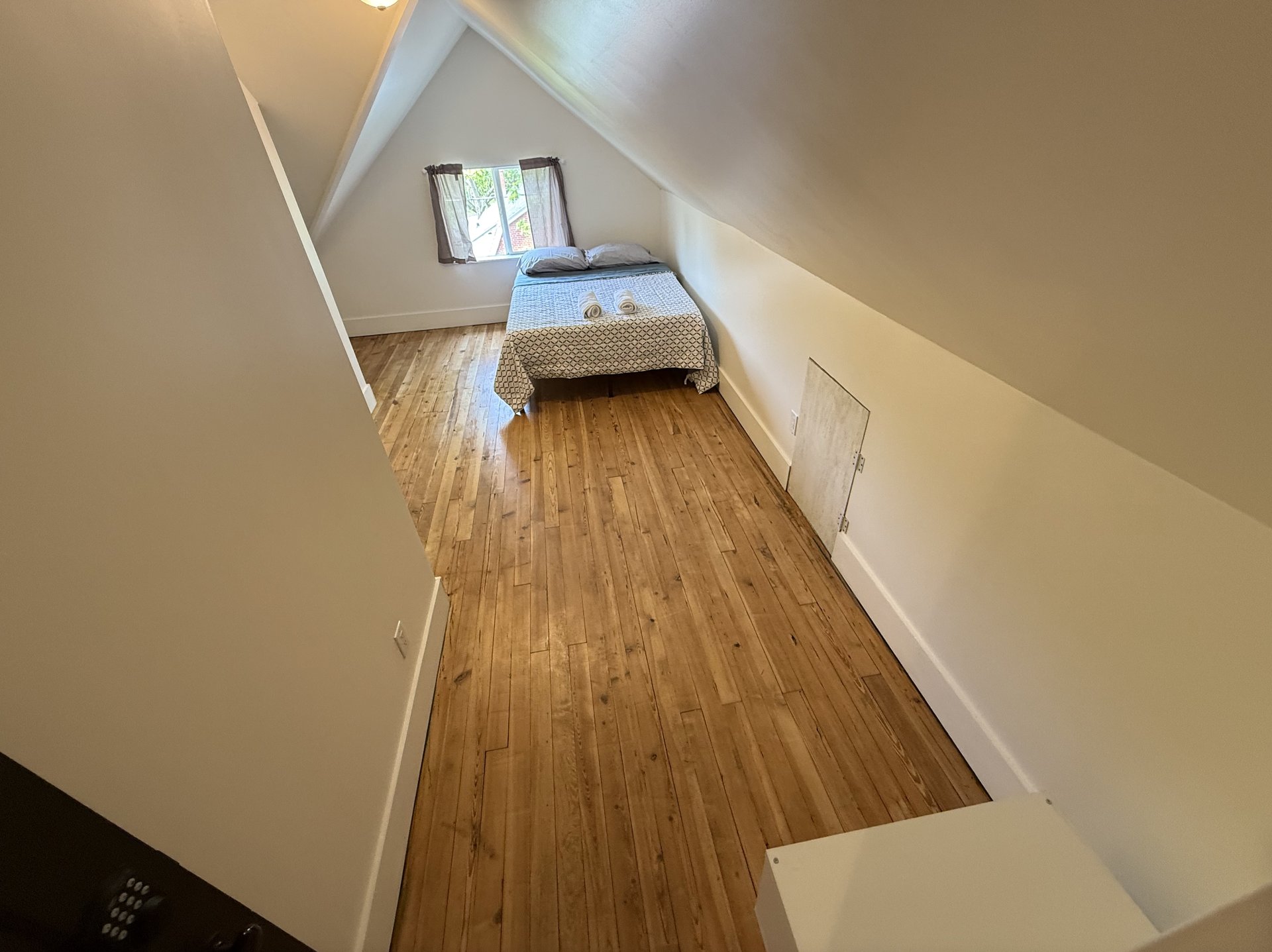 Bedroom 8 — 3rd Floor